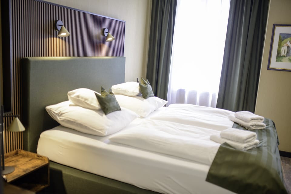 Tempur-Pedic beds, free WiFi, bed sheets