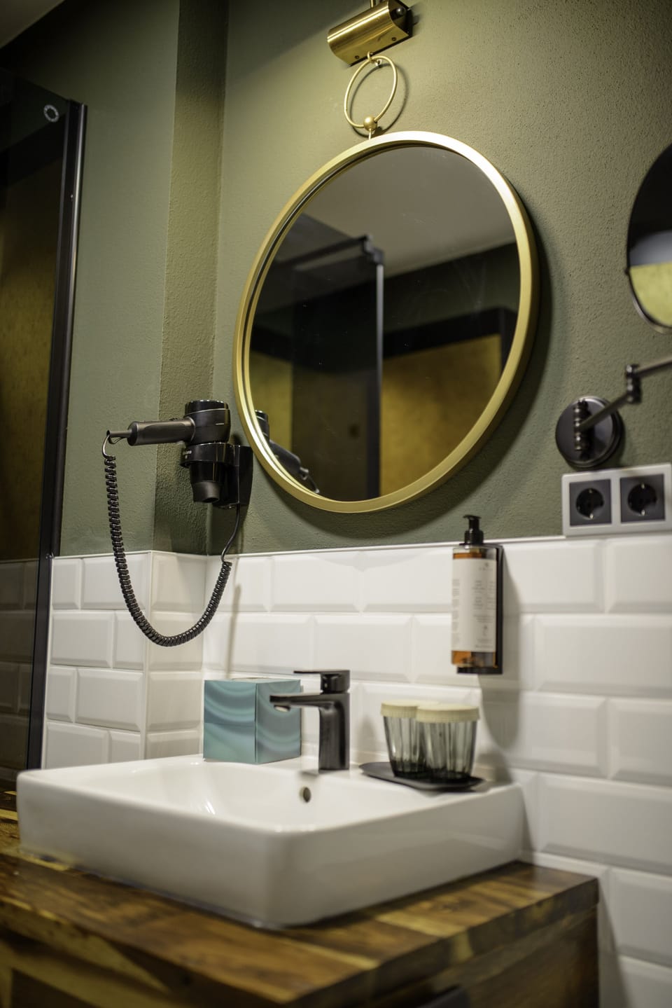 Comfort Double Room, Non Smoking, City View | Bathroom | Shower, slippers, towels
