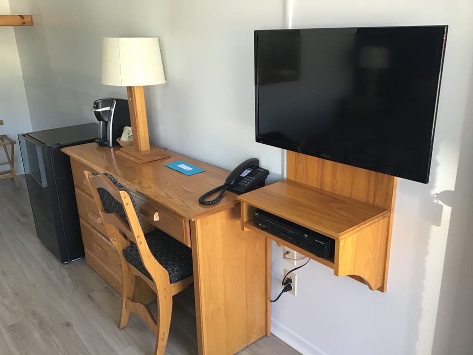 Laptop workspace, WiFi (free), bed sheets