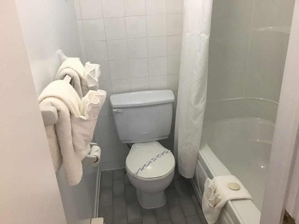 Bathtub, towels