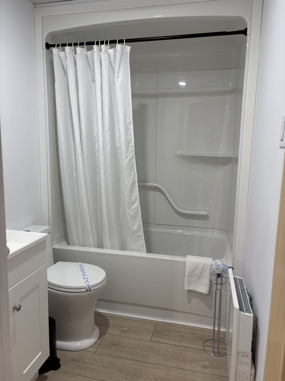 Family Studio | Bathroom | Combined shower/tub, towels, soap, shampoo