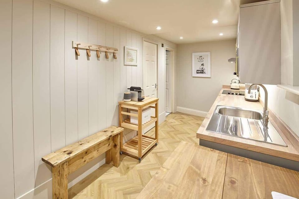 The Salt Nook, Whitby - Host & Stay