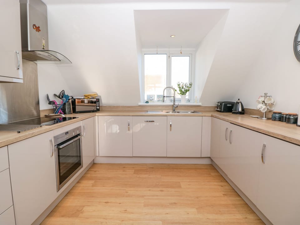 Cottage | Private kitchen | Fridge, microwave, dishwasher, electric kettle