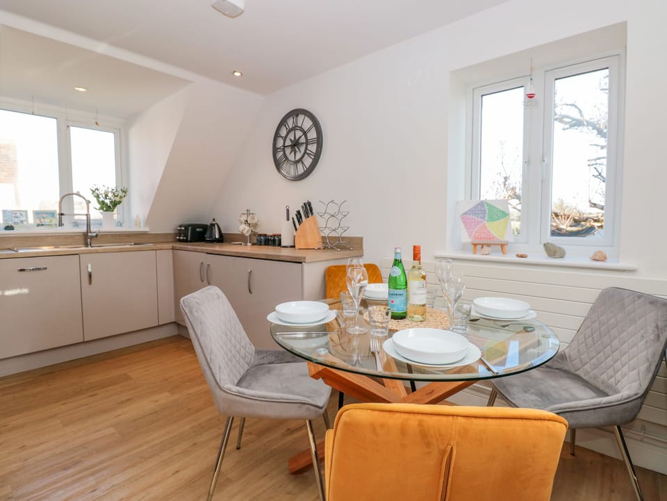 Cottage | Private kitchen | Fridge, microwave, dishwasher, electric kettle