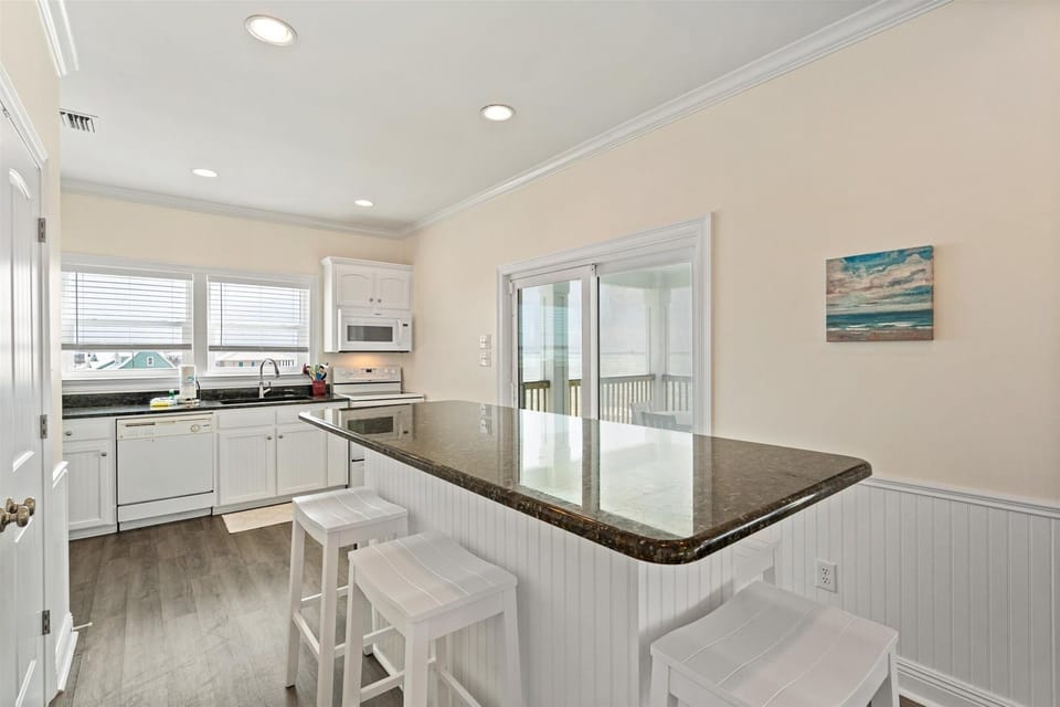 House, 6 Bedrooms | Private kitchen | Fridge, oven, stovetop, coffee/tea maker