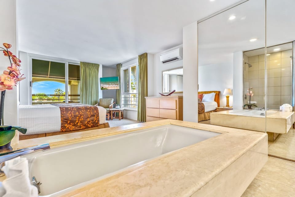 Open bedroom bath concept with out given up your privacy. 