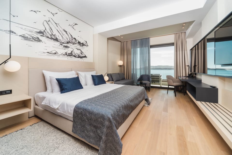 Premium Room | Minibar, in-room safe, desk, blackout drapes