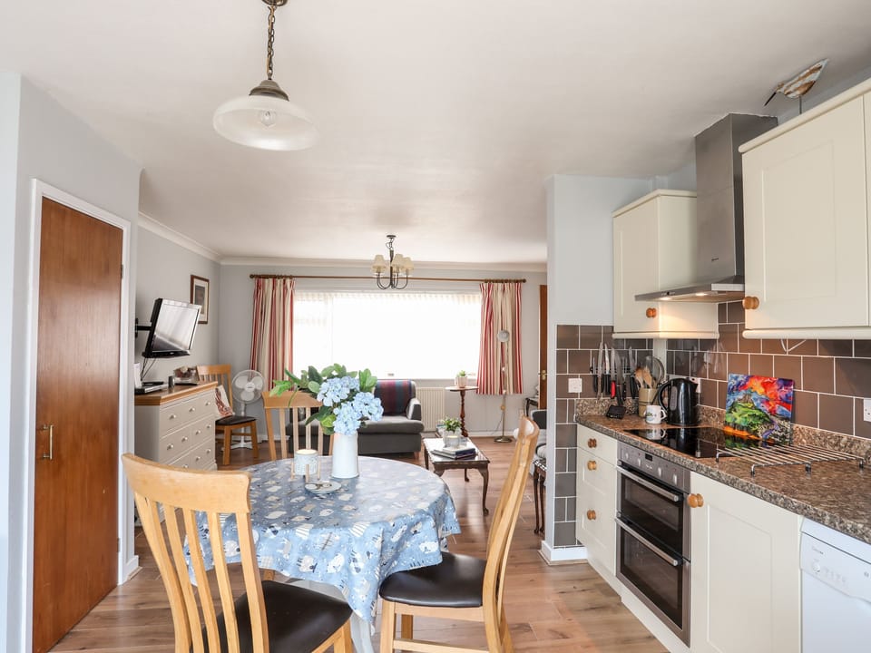 Cottage | Private kitchen | Fridge, dishwasher, electric kettle, toaster