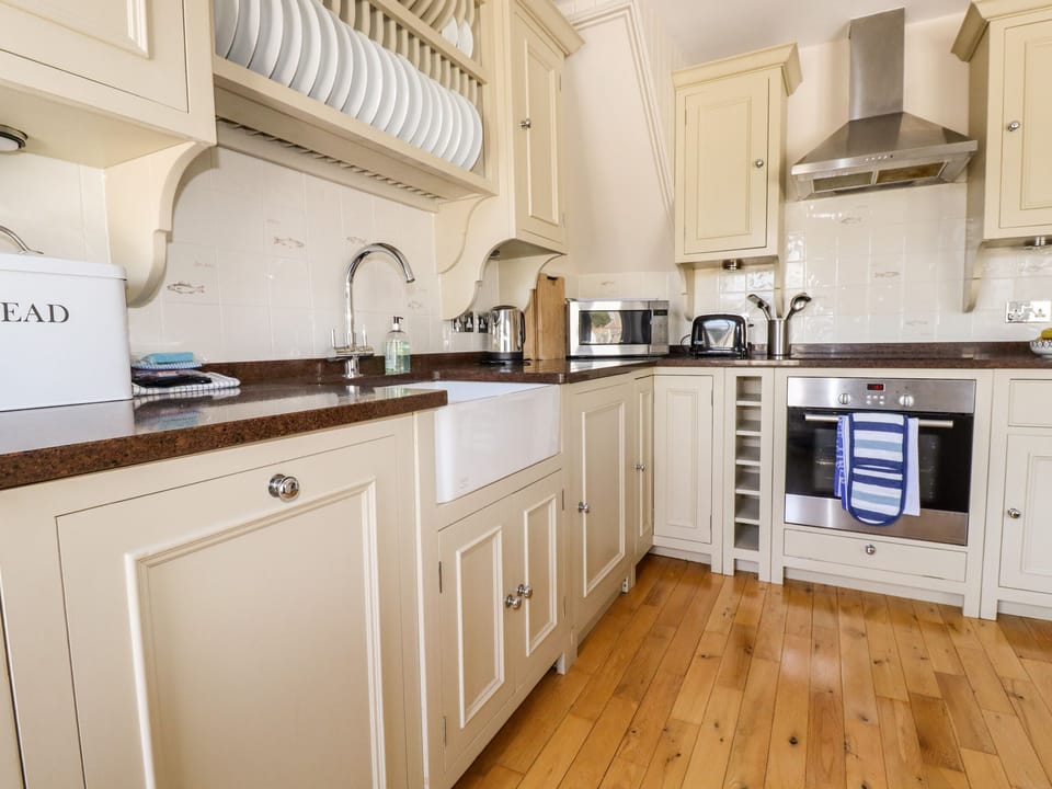 Cottage | Private kitchen | Fridge, microwave, dishwasher, electric kettle