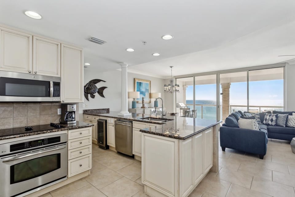 Beach Club 603 - Kitchen