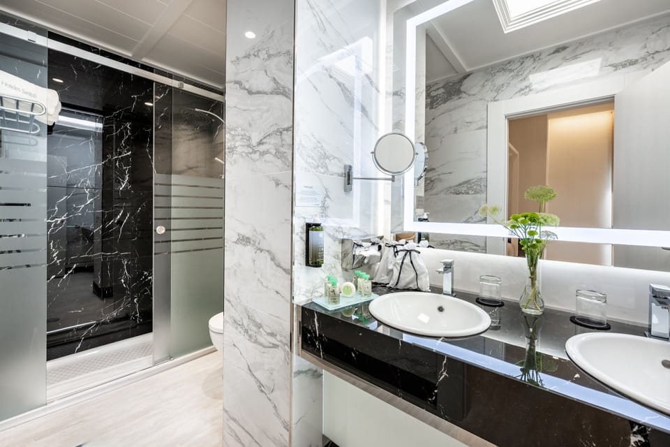 Shower, free toiletries, hair dryer, towels