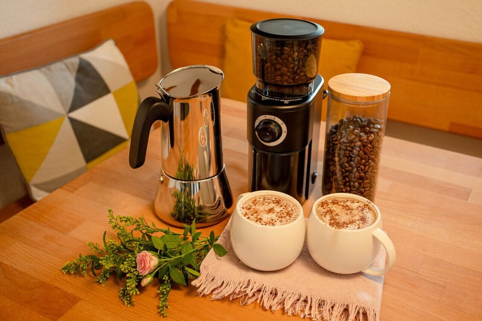 Der Geruch eines dampfenden Cappuccinos lockt dich in die gemütliche Küche. Eigentlich könnte man hier wunderbar den ganzen Tag vertrödeln. Doch die wunderschönen Wanderwege in unmittelbarer Umgebung rufen nach dir…