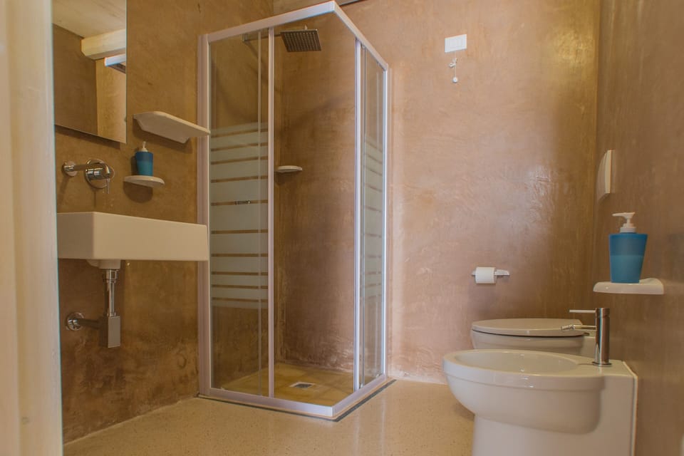 Superior Room | Bathroom | Shower, bidet, towels