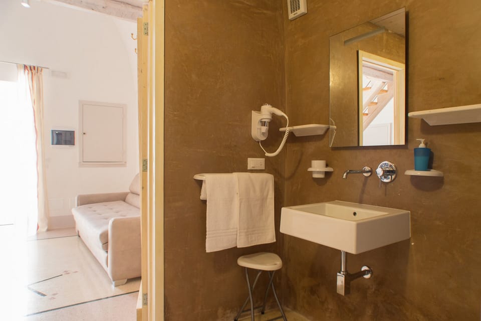 Shower, bidet, towels