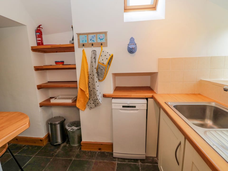 Cottage | Private kitchen | Fridge, microwave, dishwasher, electric kettle