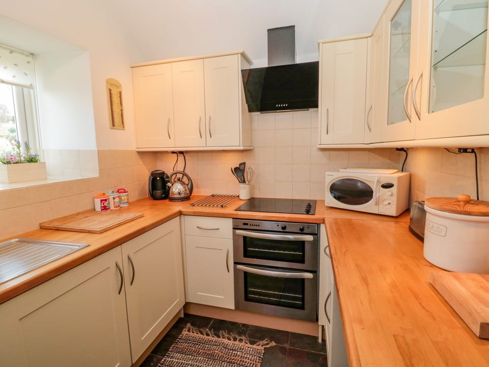 Cottage | Private kitchen | Fridge, dishwasher, electric kettle, toaster