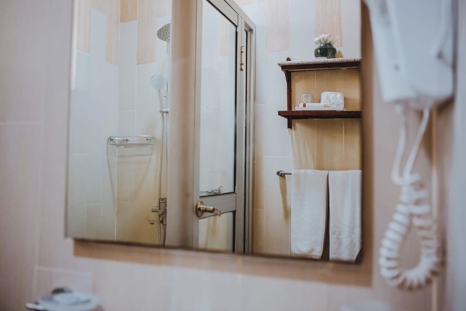 Shower, rainfall showerhead, free toiletries, hair dryer