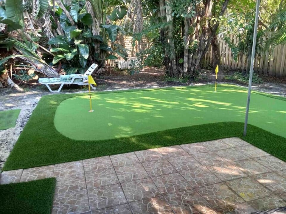 Putt yeah! Gettin` ready to birdie this backyard oasis ⛳️☀️