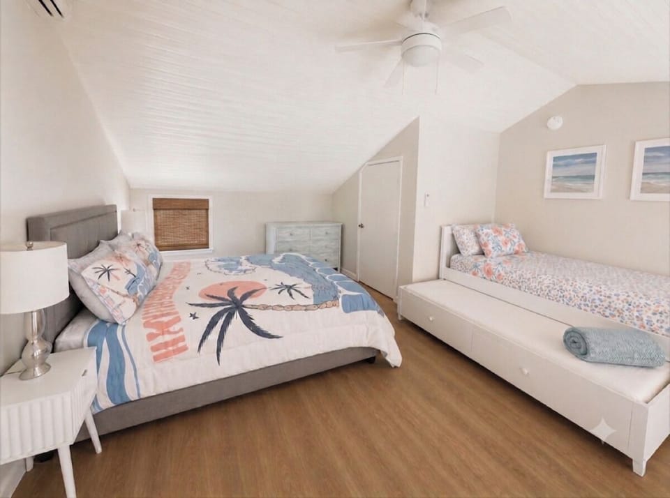 Second bedroom/loft:  one queen size bed and twin trundle 