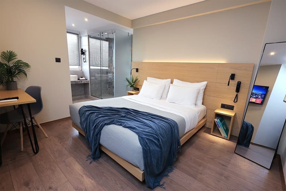 Economy Double Room | Minibar, individually decorated, individually furnished, desk