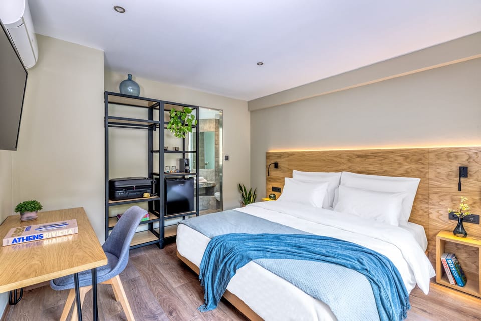Basic Double or Twin Room | Minibar, individually decorated, individually furnished, desk