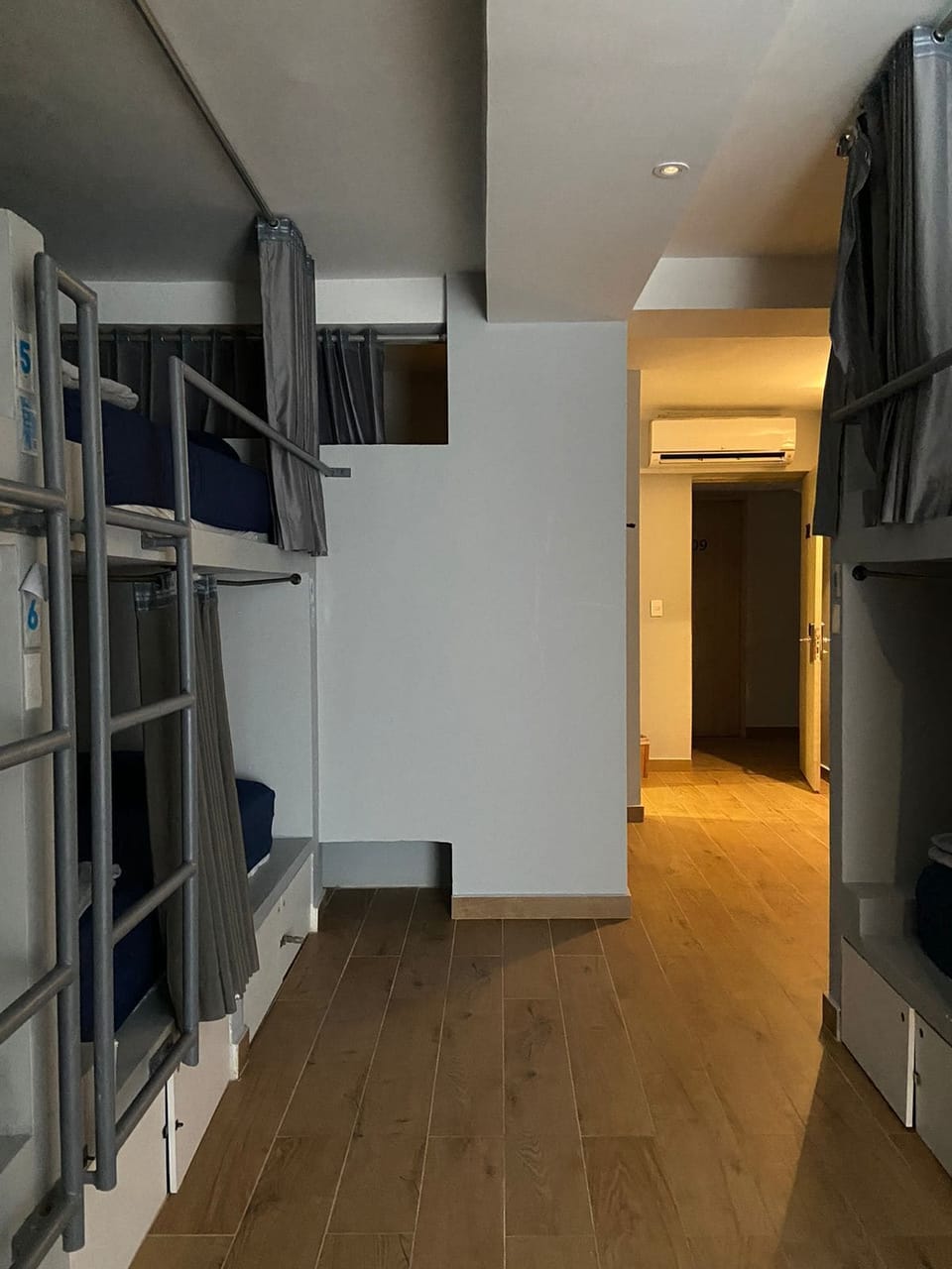 Cama en Dormitorio Compartido Deluxe para 10 Personas | Down comforters, in-room safe, blackout drapes, free WiFi