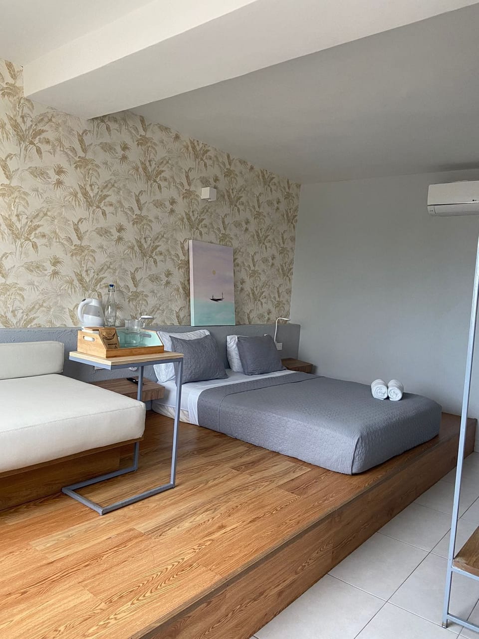 Down comforters, in-room safe, blackout drapes, free WiFi