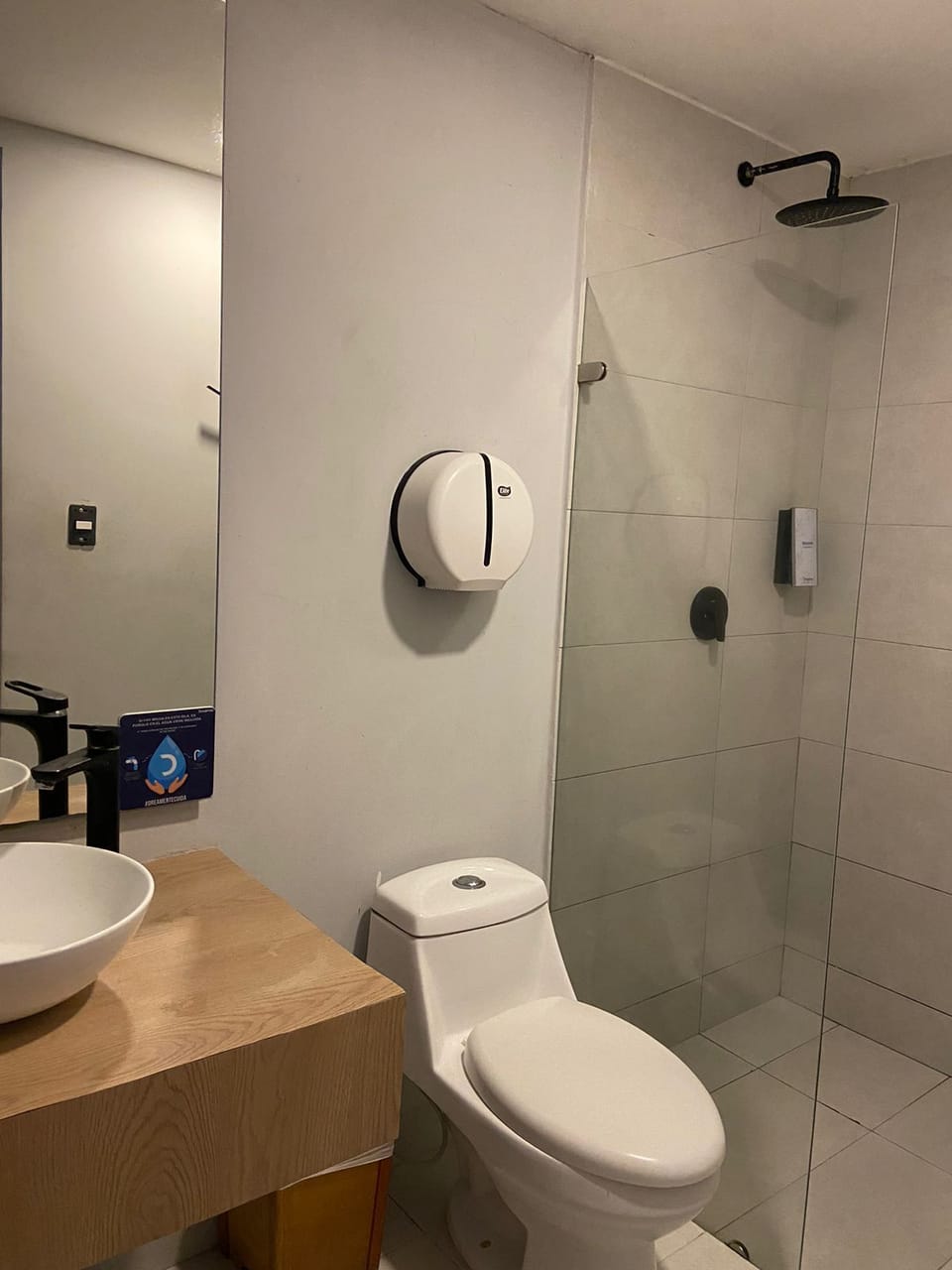Cama en Dormitorio Compartido Deluxe para 4 Personas | Bathroom | Shower, free toiletries, towels, soap