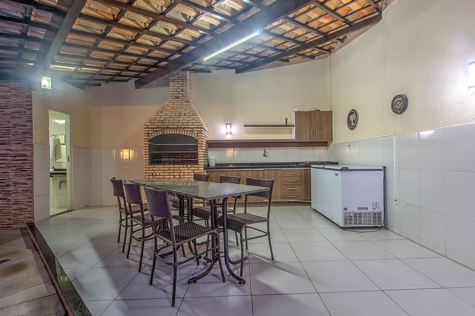 Deluxe House | Private kitchen | Fridge, microwave, cookware/dishes/utensils