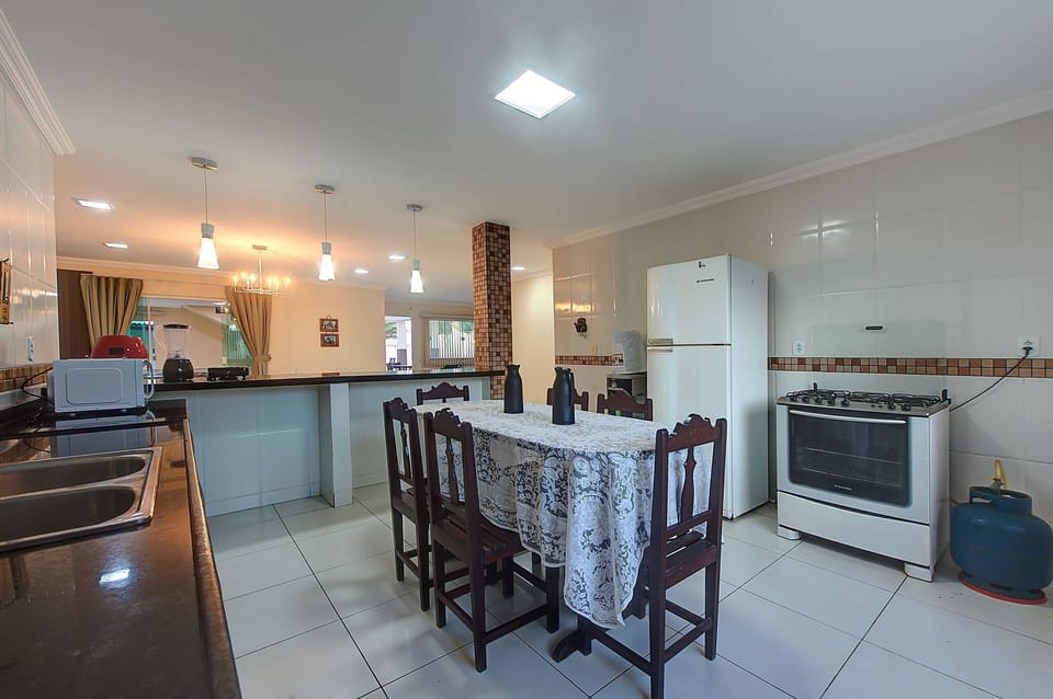 Deluxe House | Private kitchen | Fridge, microwave, cookware/dishes/utensils