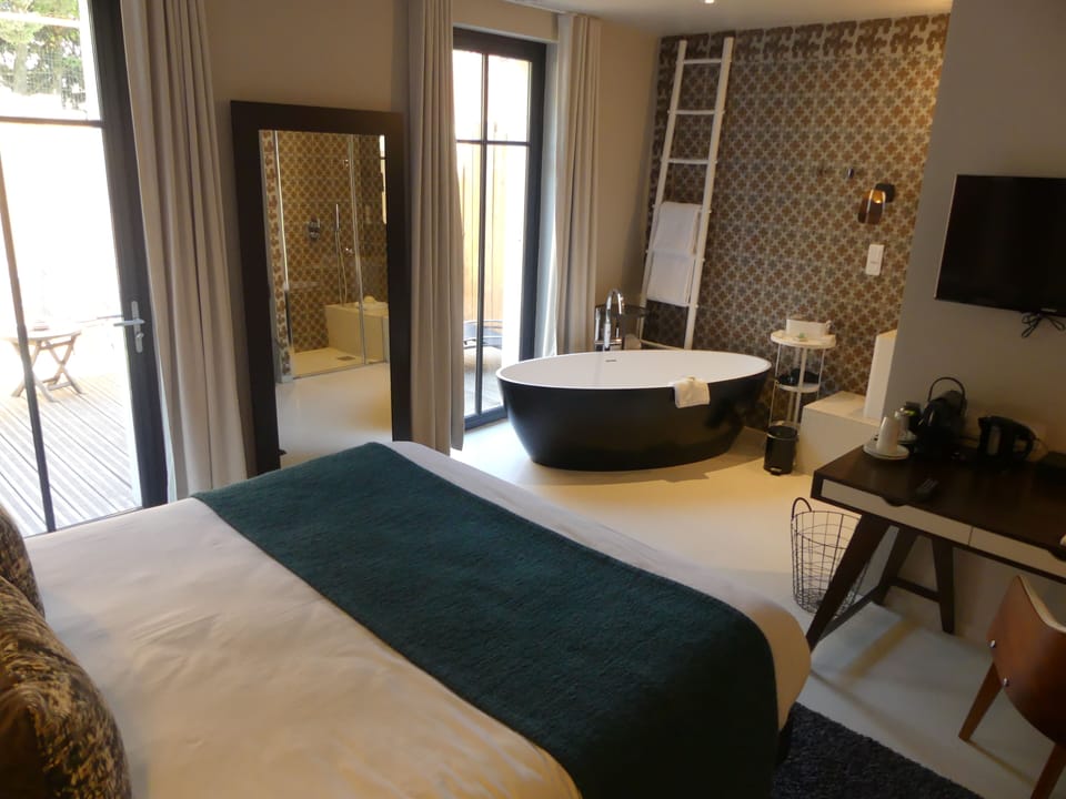 Superior Room (Jacuzzi) | Premium bedding, in-room safe, blackout drapes, soundproofing