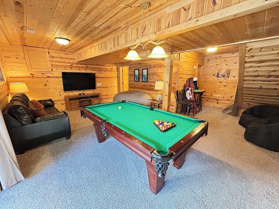 Basement: Smart TV, Blu-Ray player + movie library, NBA Jam, Pool table