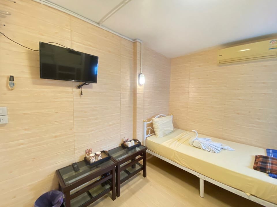 Room, Women only, Non Smoking, Shared Bathroom | Free WiFi, bed sheets