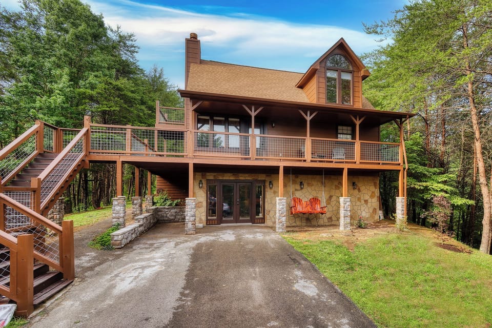 Front of cabin with plenty of parking space.