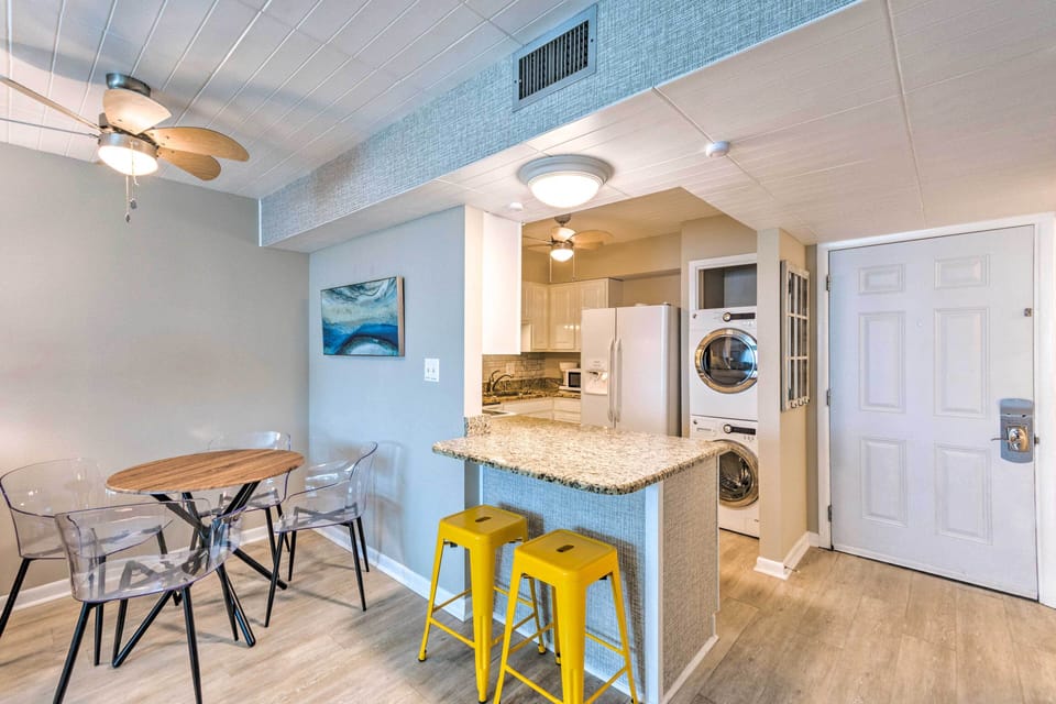 Dining Area | Breakfast Bar w/ Additional Seating