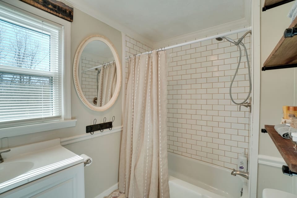 Full Bathroom | Complimentary Toiletries | Towels Provided