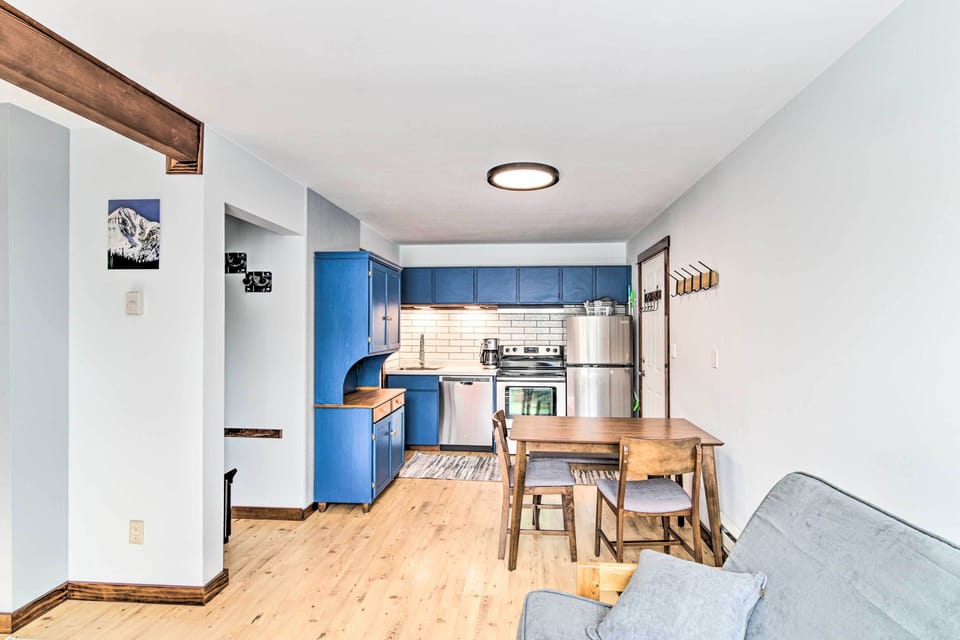 Studio | Dining Area | Fully Equipped Kitchen