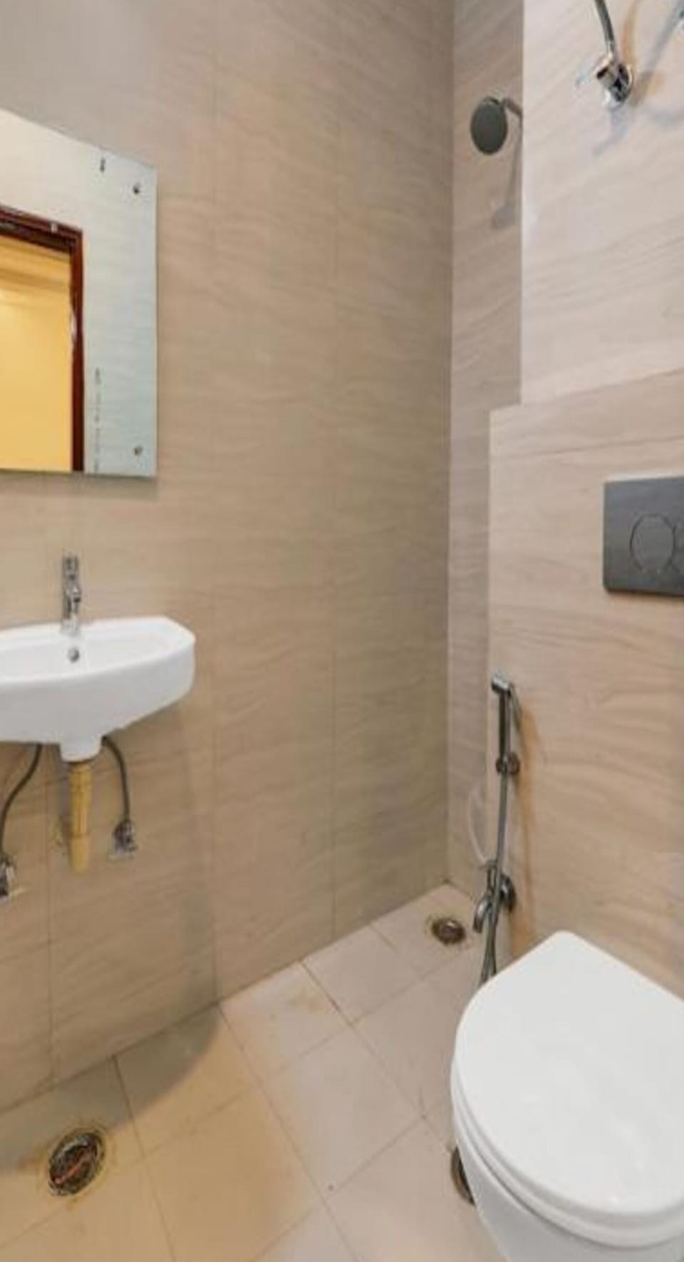 Deluxe Room | Bathroom | Shower, towels