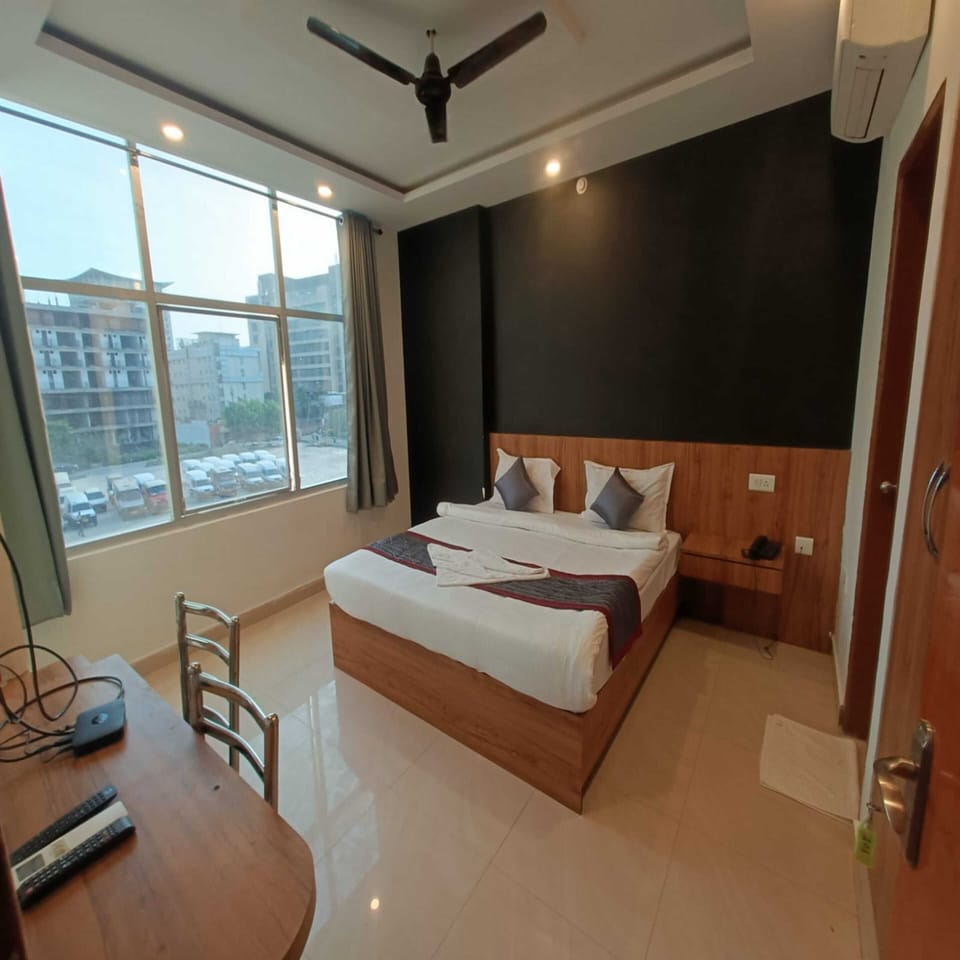 Deluxe Room | Blackout drapes, soundproofing, iron/ironing board, free WiFi