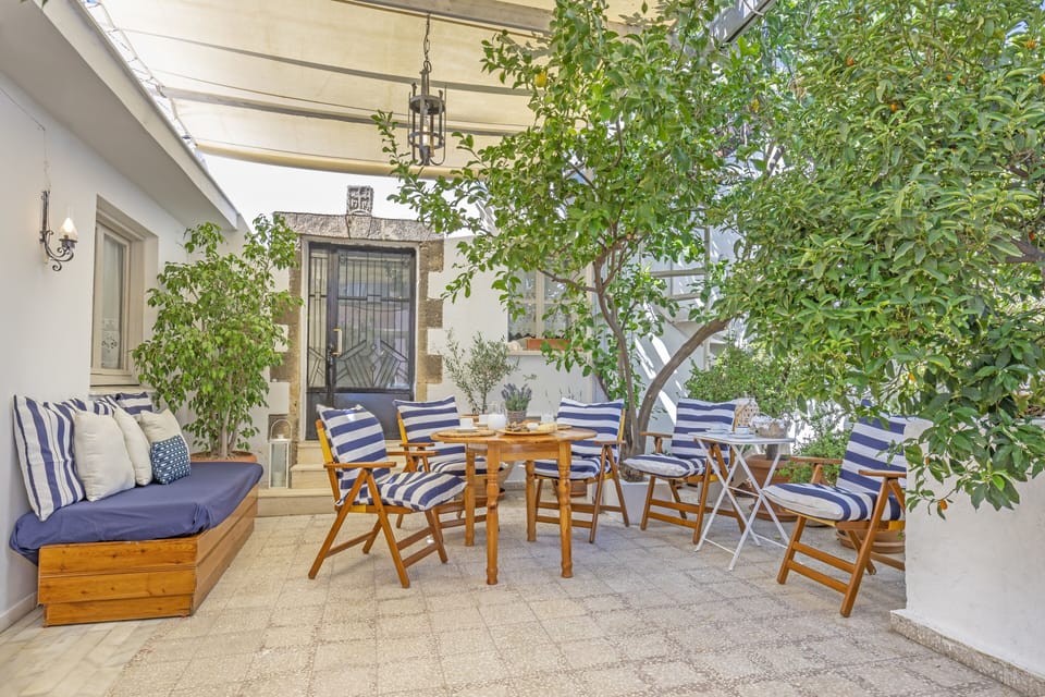 Front yard , Garden , Traditional breakfast , Patio