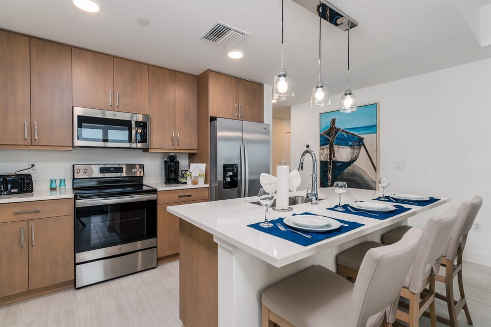 Kitchen, fully stocked with cooking/eating/drinking utensils