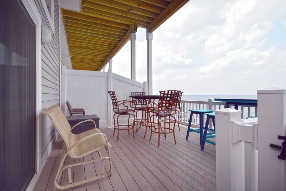 LIVING-ROOM-DECK