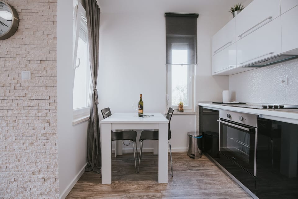 Deluxe Studio, Non Smoking, Pool Access | Private kitchen | Electric kettle, paper towels