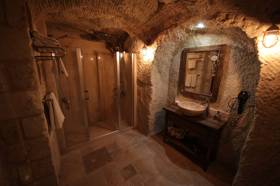 Superior Room | Bathroom | Shower, rainfall showerhead, free toiletries, hair dryer