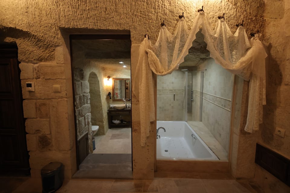 Superior Room | Bathroom | Shower, rainfall showerhead, free toiletries, hair dryer