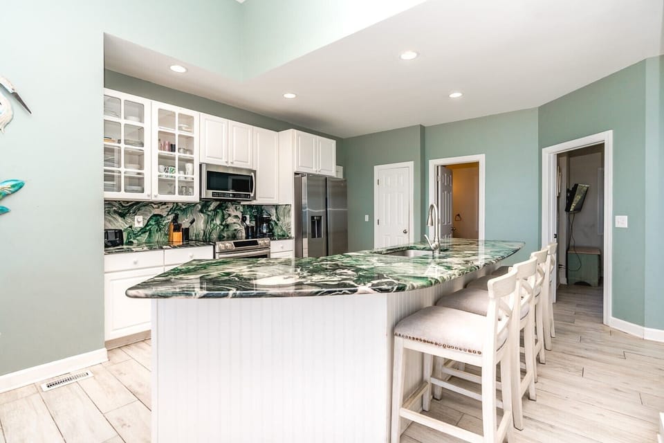 Kitchen with Eat- In Seating