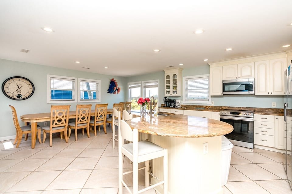 Kitchen with Eat-In Seating