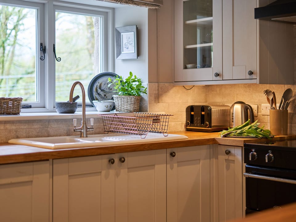 Cottage | Private kitchen | Fridge, dishwasher, electric kettle, toaster