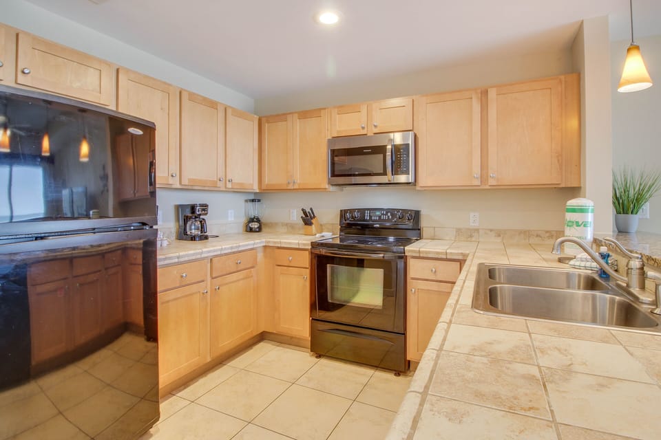 Great kitchen with everything you will need to make quick meals!