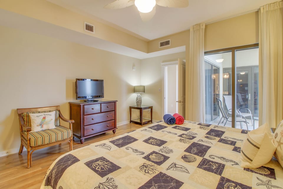 Flat screen Tv + extra storage for guests! Ask us about how we can provide beach towels for you stay!